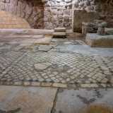 Nella seconda stanza invece colpiscono i resti di un affresco su un pilastro dai colori rosa e celestino e il ricco pavimento a tessere di varie dimensioni e forme